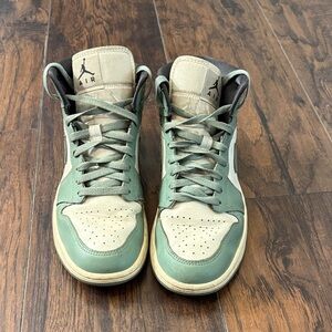 Nike Air Sneakers in Green and Beige